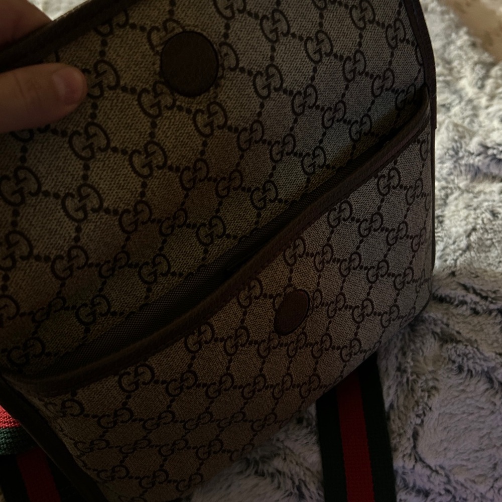 Gucci Beige Monogram Shoulder Bag with Green-Red Strap - Picture 4 of 9